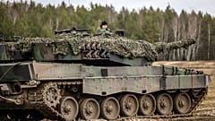 Polnische und ukrainische Soldaten auf einem Leopard 2 A4-Panzer während einer Übung auf dem Militärstützpunkt Swietoszow in Westpolen (13. Februar 2023.)