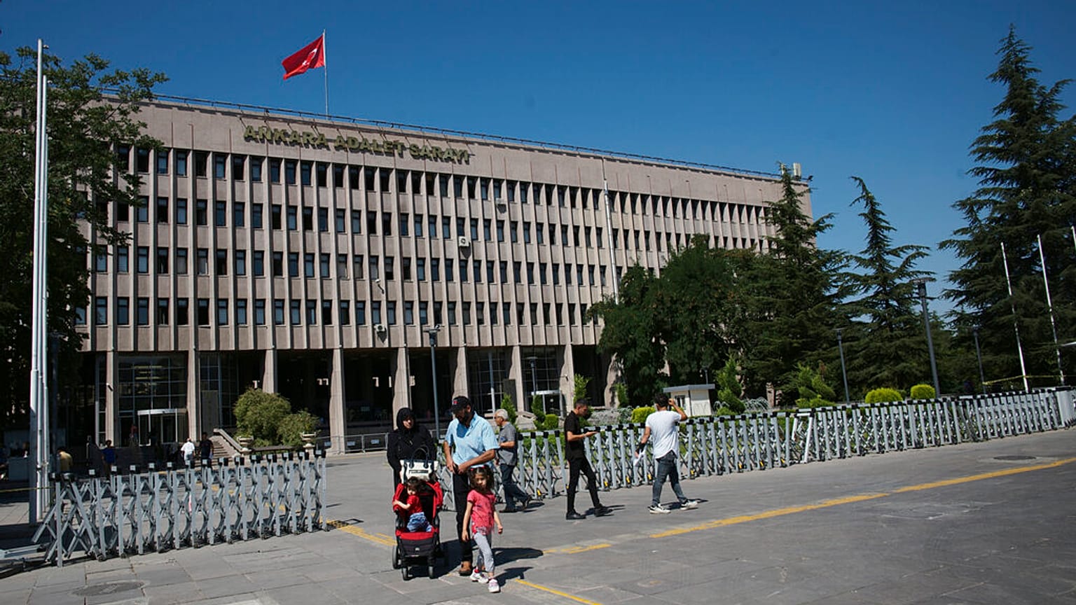 AŞırı sağcı siyasetçi Paludan hakkında 8. Sulh Ceza Mahkemesi'nden tutuklama kararı