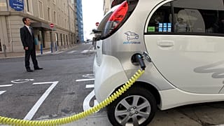 Sokakta şarj halindeki bir elektrikli araç
