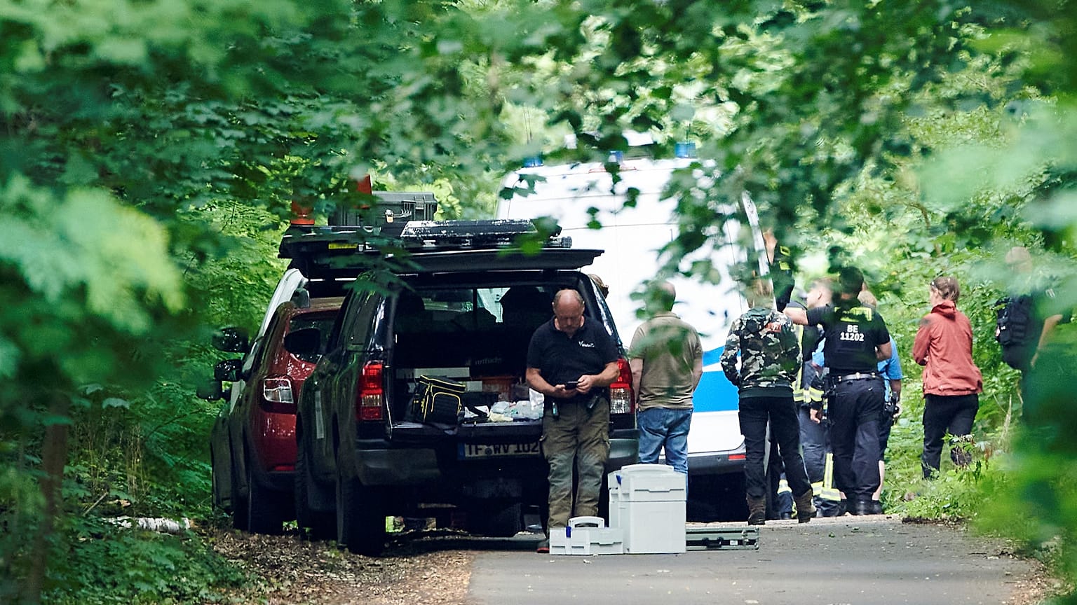 Rendőrök és állatokkal foglalkozó szakértők Berlin Zehlendorf kerületében