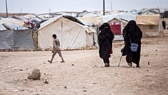 نساء يسرن في مخيم الهول الذي يأوي حوالي 60 ألف لاجئ، بمن فيهم عائلات وأنصار تنظيم الدولة الإسلامية، وكثير منهم أجانب، في محافظة الحسكة، سوريا، في 1 مايو / أيار 2021.