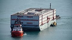 Der Lastkahn Bibby Stockholm. Auf diesem Wohnschiff will Großbritannien Asylbewerber unterbringen.