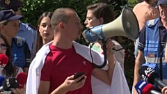 Medizin-Studierende protestieren vor dem albanischen Parlament in Tirana
