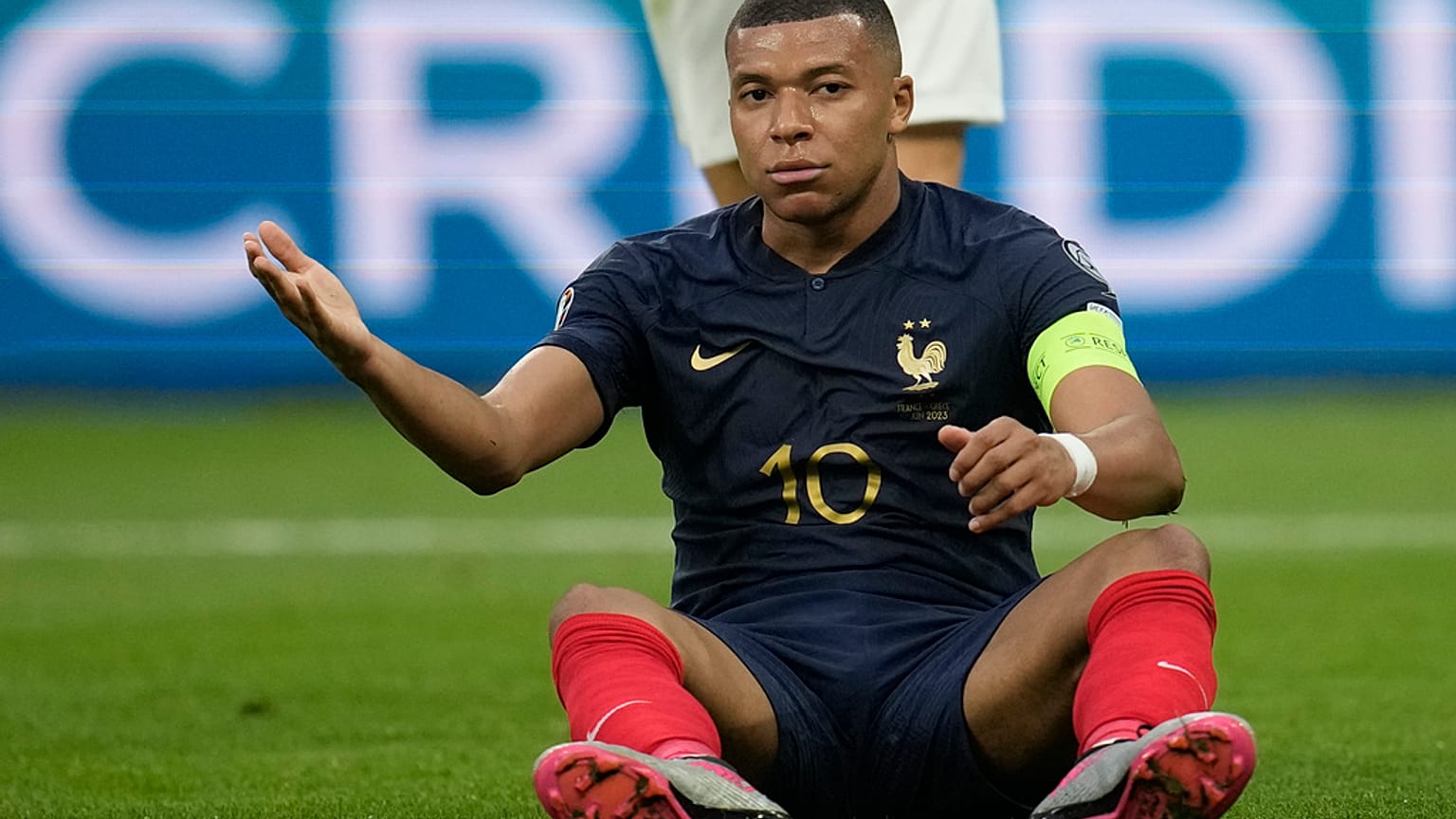Kylian Mbappé sembra...a terra. 