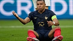 Kylian Mbappé sembra...a terra. 
