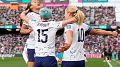 Die US-Spielerinnen feiern nach dem Sieg gegen Vietnam 