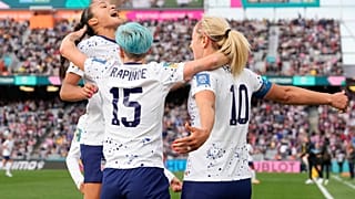 Sophia Smith, à esquerda, celebra com Lindsey Horan, à direita, e Megan Rapinoe um dos três golos com que os EUA se estrearam na competição