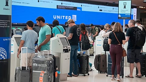 مسافرون في مطار دنفر