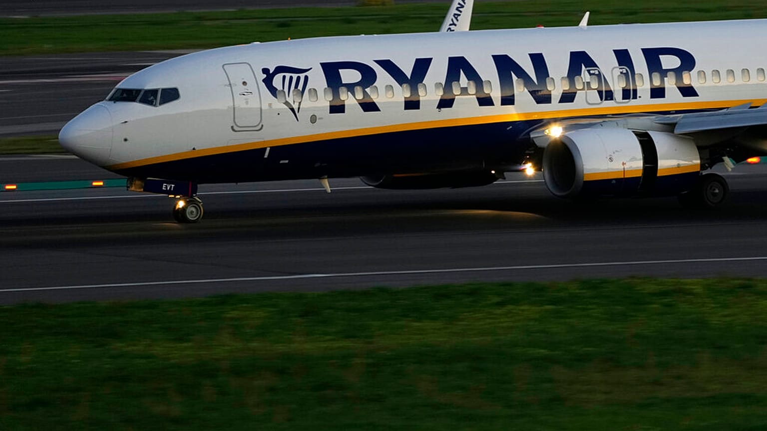 Ένα Boeing 737 της Ryanair προσγειώνεται στο αεροδρόμιο της Λισαβόνας, Τετάρτη 25 Ιανουαρίου 2023.