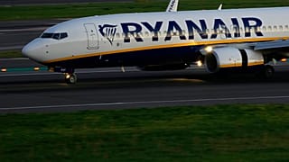 Ryanair'e ait bir Boeing 737, 25 Ocak 2023 Çarşamba günü Lizbon havalimanına iniş yapıyor.