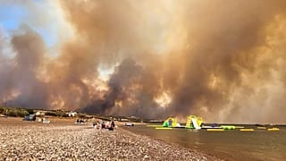 Des nuages de fumée provenant d'un feu de forêt s'élèvent dans le ciel de l'île de Rhodes, en Grèce, le samedi 22 juillet 2023.