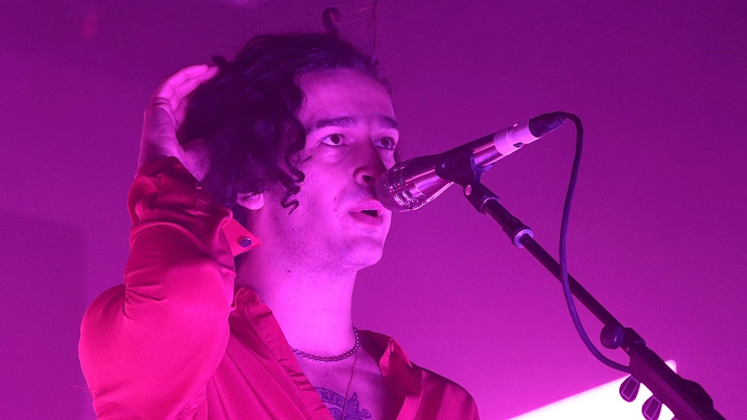 İngiliz pop rock grubu "The 1975"in solisti Matthew Healy
