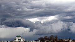 Sötét felhők az eső előtt a Szent Száva szerb ortodox templom felett, Belgrádban, Szerbiában