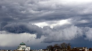 Sötét felhők az eső előtt a Szent Száva szerb ortodox templom felett, Belgrádban, Szerbiában