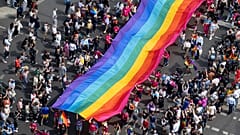 Szivárványzászló a 45. Berlin Pride Parádén a Christopher Street Day-en (CSD) Berlinben, Németországban, 2023. július 22-én