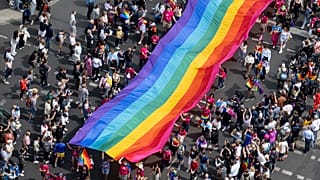Szivárványzászló a 45. Berlin Pride Parádén a Christopher Street Day-en (CSD) Berlinben, Németországban, 2023. július 22-én