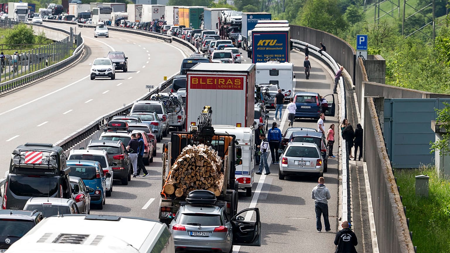16 Kilometer Stau vor dem Gotthard-Tunnel in Richtung Italien
