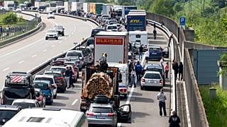 16 Kilometer Stau vor dem Gotthard-Tunnel in Richtung Italien