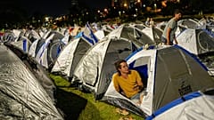 Διαδηλωτές κατασκήνωσαν έξω από την Κνέσετ