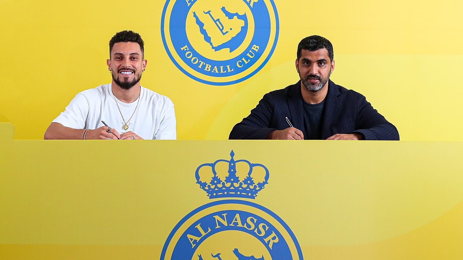 أليكس تيليس خلال حفل توقيعه لنادي النصر السعودي 