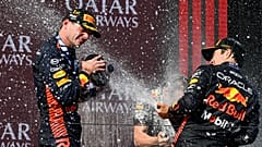 Max Verstappen (links) wird am 23. Juli auf dem Podium des Hungarorings von Teamkollege Sergio Perez "geehrt"