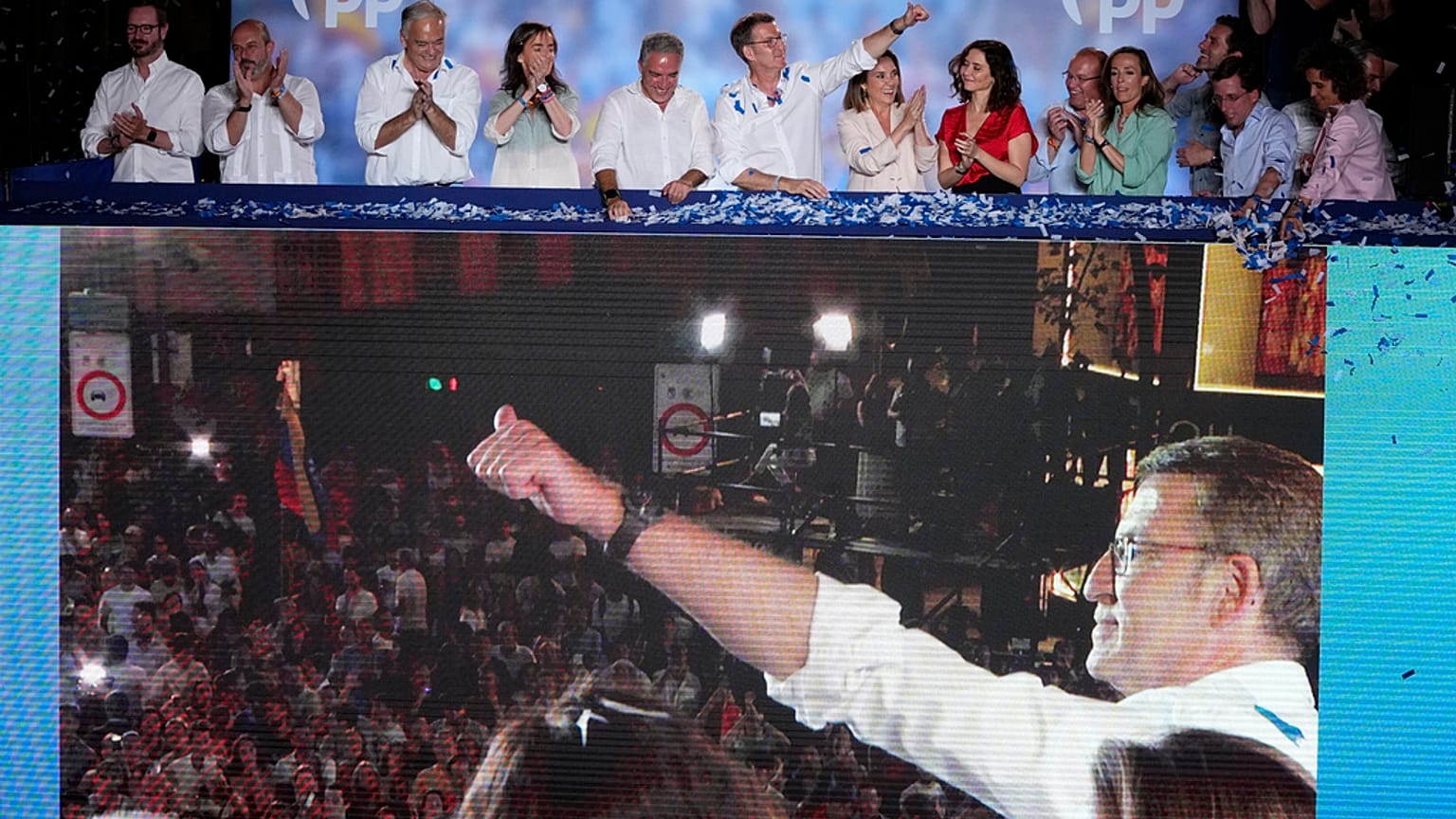 Electores votan en un colegio electoral