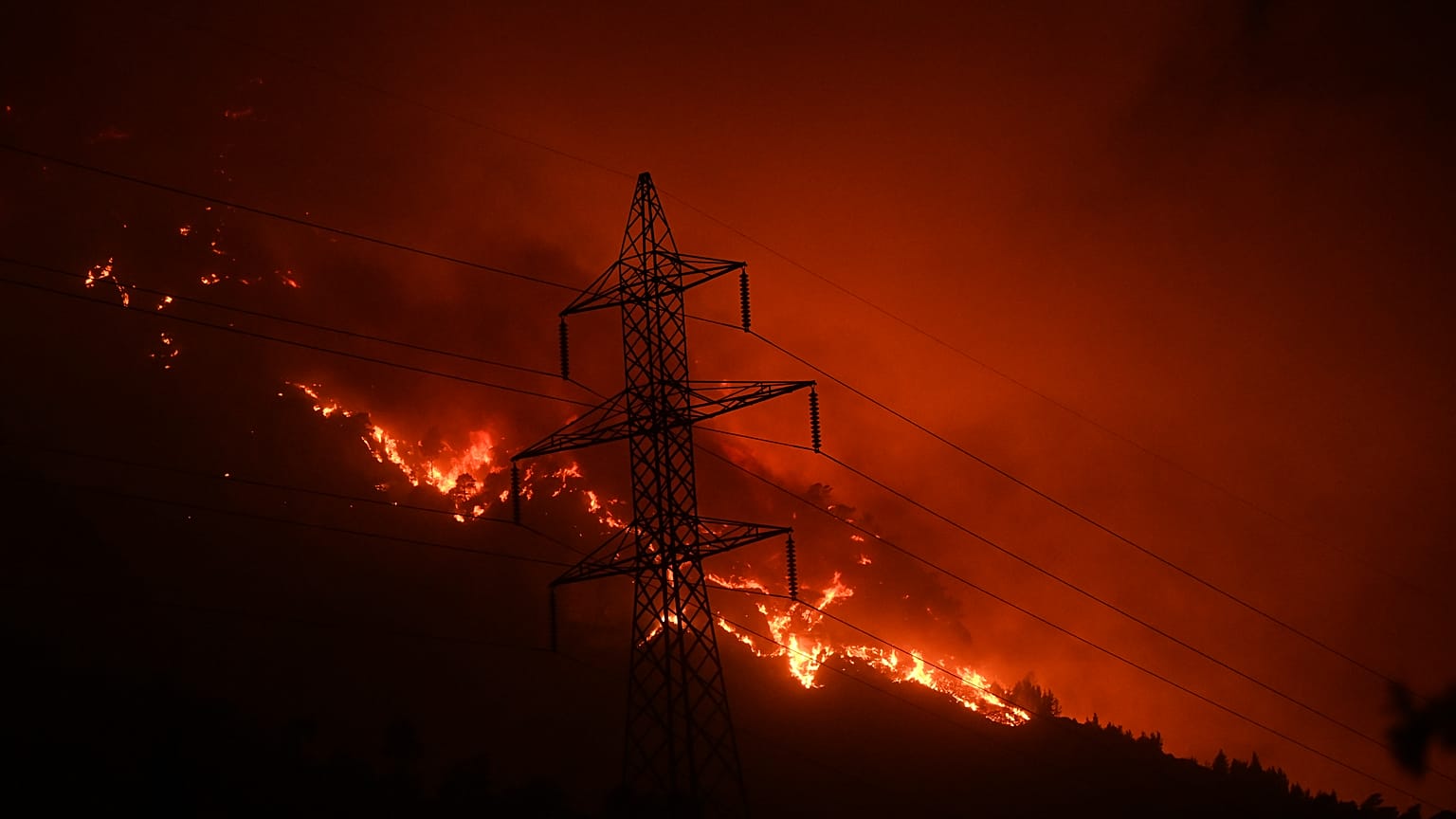 ΕΙΚΟΝΑ ΑΠΟ ΤΗ ΦΩΤΙΑ ΣΤΗΝ ΑΙΓΙΑΛΕΙΑ