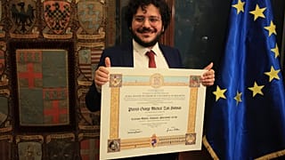 El activista egipcio Patrick George Zaki muestra su diploma de la Universidad de Bolonia tras volver a Italia