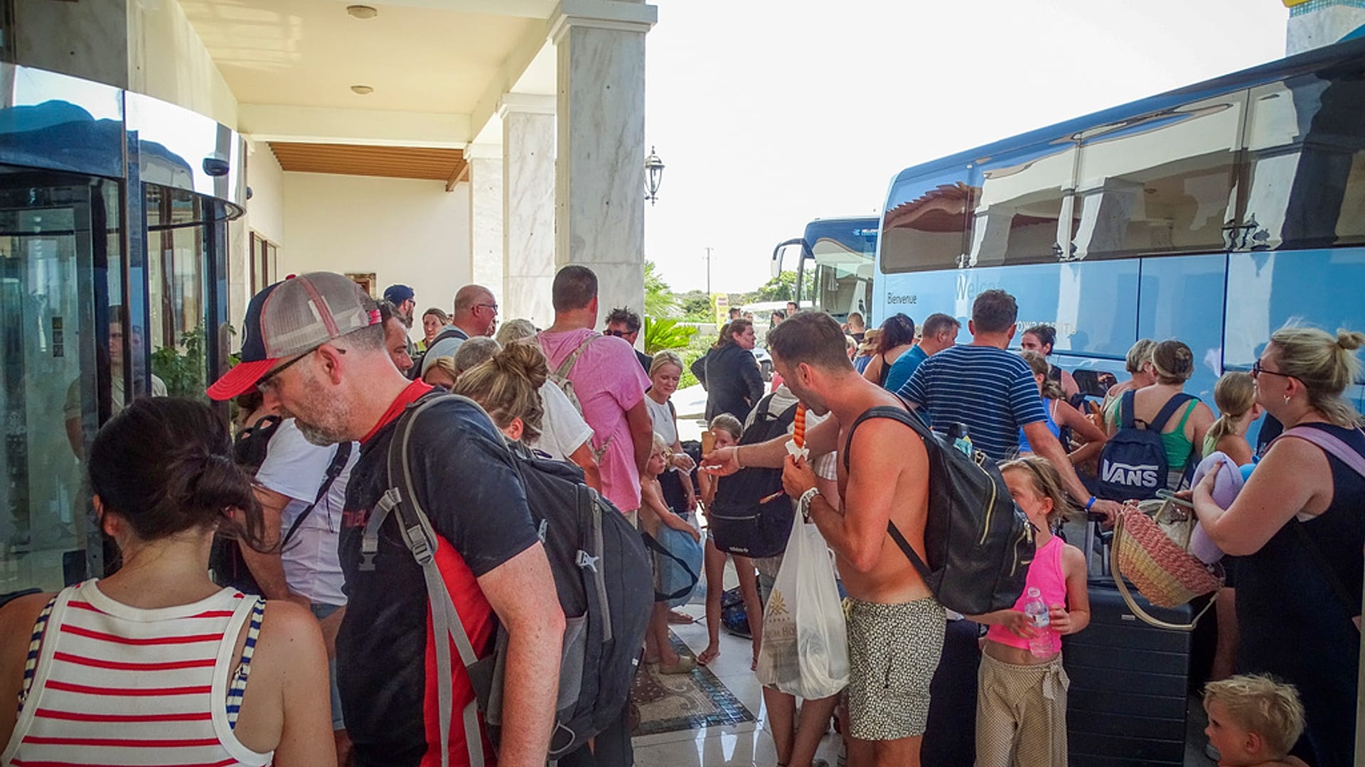 Grèce : des milliers de touristes évacuent l'île de Rhodes en proie aux ...