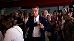 Popular Party leader Alberto Nunez Feijoo leaves a polling station after voting in Madrid - Derechos de autor Manu Fernandez/AP