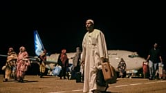 مسافرون يصلون إلى مطار بورتسودان شرق السودان