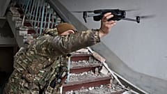 Ein ukrainischer Soldat startet in Bachmut während der schweren Gefechte im März eine Drohne.