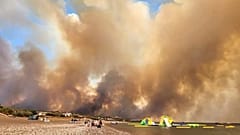 سحب من الدخان نتيجة حرائق الغابات في جزيرة رودس، اليونان