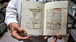 الفلسطيني خضر سلامة، أمين مكتبة الخالدي، يعرض كتابًا قديمًا تم ترميمه 20 يونيو/حزيران 2023