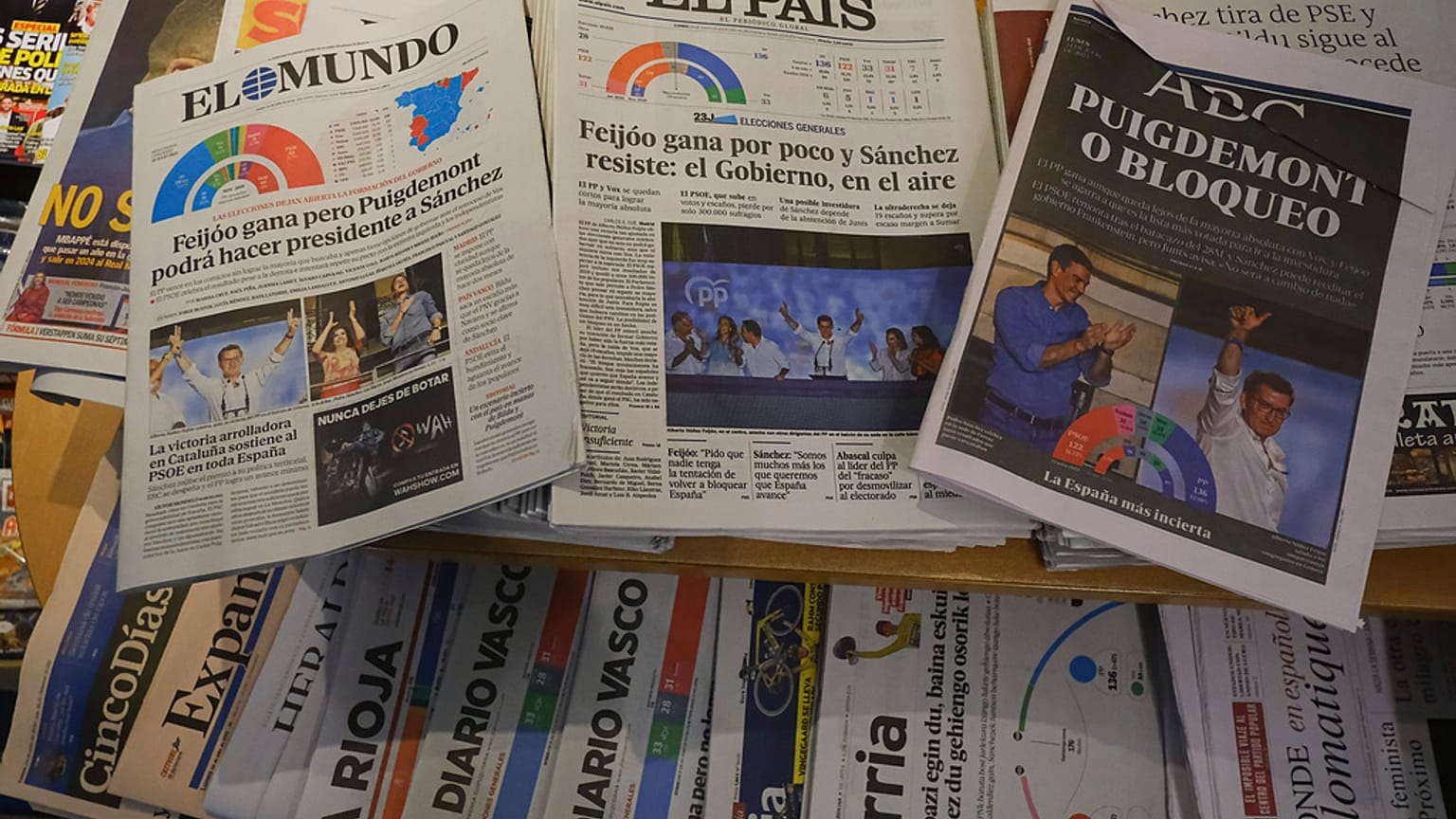 Spanish newspapers announce the victory of Popular Party candidate Alberto Nunez Feijoo a day after general elections in Pamplona, northern Spain, Monday, July 24, 2023. 