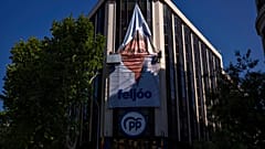 Konservative Volkspartei: Ein Banner mit dem Gesicht des Spitzenkandidaten Alberto Núñez Feijóo an der Fassade der PP-Parteizentrale in Madrid. 