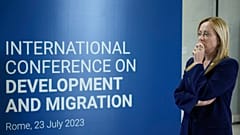 Die italienische Ministerpräsidentin Giorgia Meloni wartet auf die Gäste einer internationalen Konferenz über Migration in Rom, Sonntag, 23\. Juli 2023.