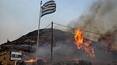 Ein brennender Hügel auf der griechischen Insel Rhodos