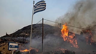 Ein brennender Hügel auf der griechischen Insel Rhodos