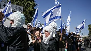 Tausende Gegner und Befürworter des Gesetzes demonstrieren seit Tagen in Jerusalem und Tel Aviv. 