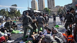 La police israélienne dégageant les manifestants de la route qui mène au Parlement, en ce jour de vote de la réforme de la Justice, Jérusalem, 24 juillet 2023.