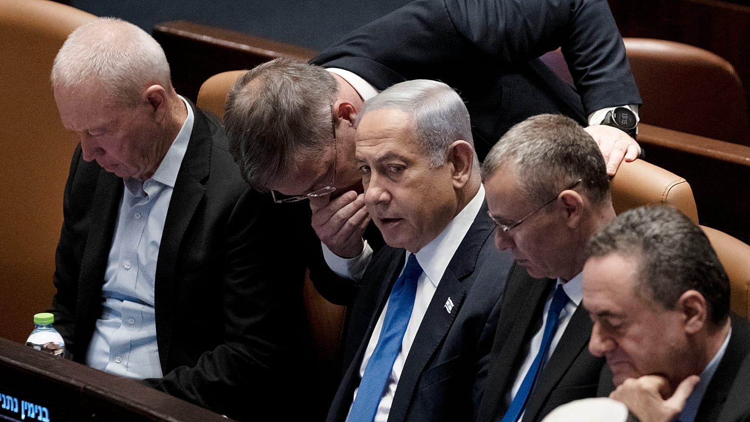 Los legisladores rodean al primer ministro de Israel, Benjamin Netanyahu, en el centro, en una sesión de la Knéset, en Jerusalén, el 24 de julio de 2023.