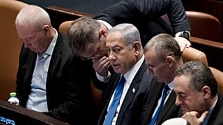 Los legisladores rodean al primer ministro de Israel, Benjamin Netanyahu, en el centro, en una sesión de la Knéset, en Jerusalén, el 24 de julio de 2023.