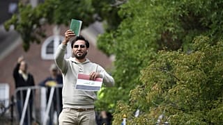 سلوان موميكا خارج السفارة العراقية في ستوكهولم، حيث يعتزم حرق نسخة من القرآن والعلم العراقي، 20 يوليو 2023 .