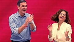 Pedro Sánchez, presidente del Gobierno saliente de España y secretario general del PSOE, junto a la vicesecretaria general, María Jesús Montero.