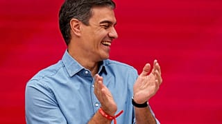 Pedro Sánchez aplaude durante una reunión del comité ejecutivo en Madrid.
