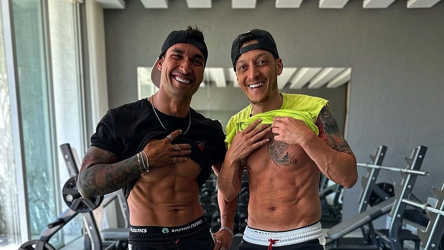 Mesut Özil (j) és személyi edzője, Alper Aksac