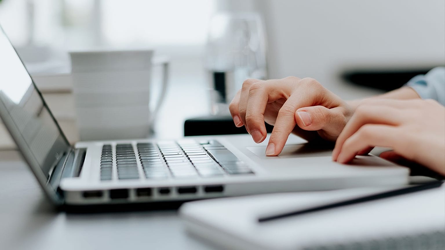 Viele Arbeitnehmer:innen arbeiten auch 2023 noch aus dem Homeoffice. Damit könnte bald Schluss sein.