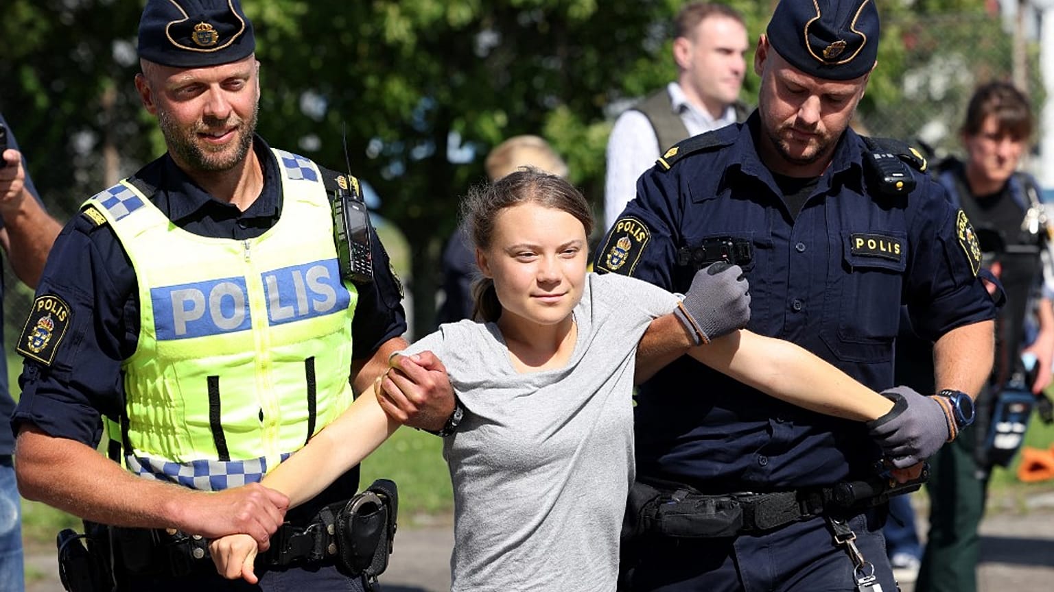 Greta Thunberg y otros activistas fueron desalojados a la fuerza de una protesta en Malmo pocas horas después de la audiencia judicial