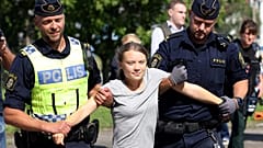 Greta Thunberg wird von Polzisten abgeführt.